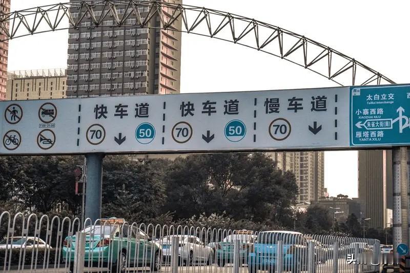 根据大连市2026夏季达沃斯论坛期间的临时交通限行规定，尾号为单数（1、3、5、