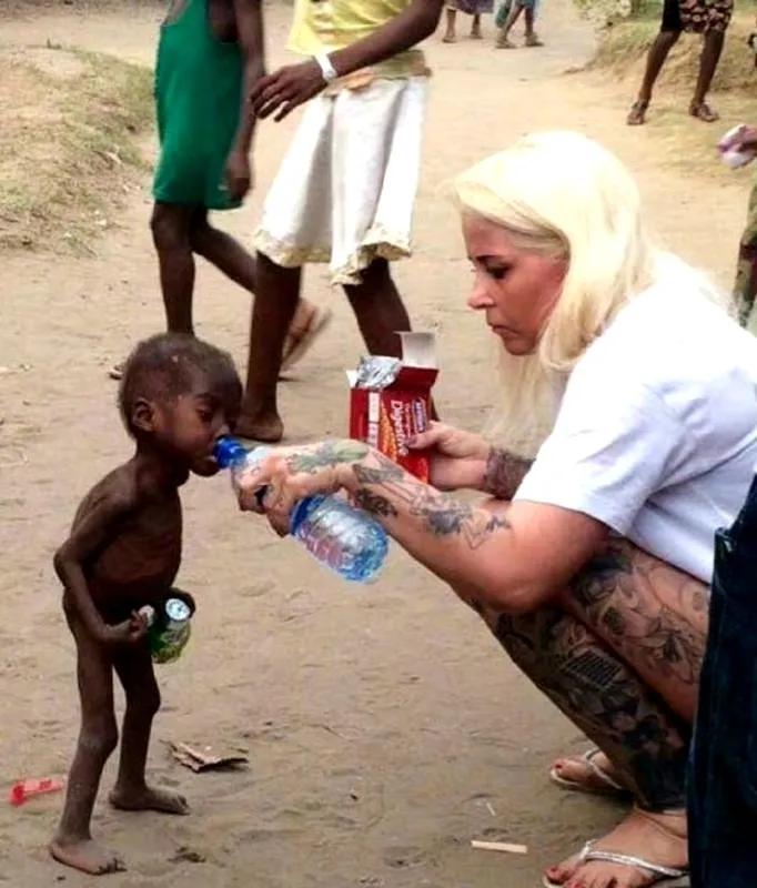 女孩是丹麦护工Anja Ringgren Lovén，曾被评2016最鼓舞人心的