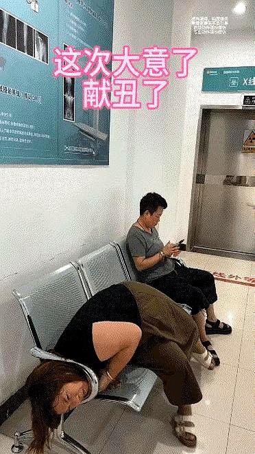 见过狠人，但你见过在家试件新衣服，结果硬生生把自己“五花大绑”捆成阳澄湖大闸蟹的