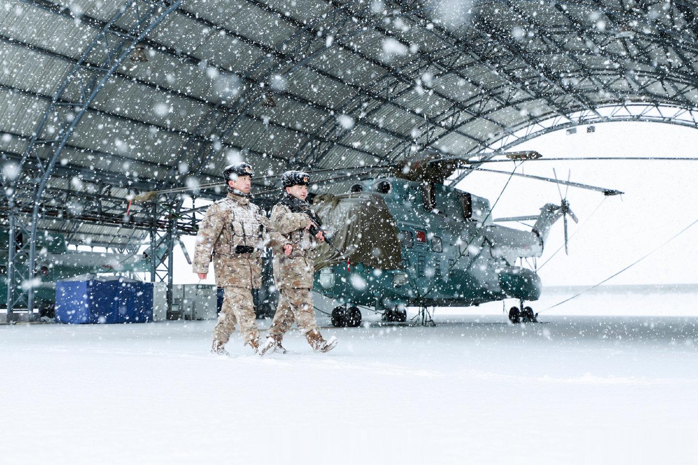 烟台威海地区暴雪，海航大某场站内的直升机 ​​​