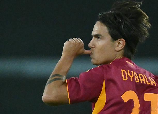 迪巴拉职业生涯200球，献给了即将出生的宝宝，别人做嘬奶嘴的动作像爸爸，他做像个