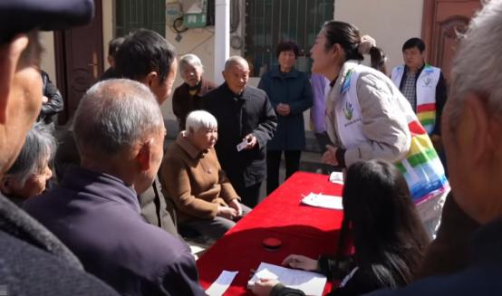 85后女摄影师免费给老人拍遗照，本以为会遭来反感，怎料村中老人却换上新衣、戴上首