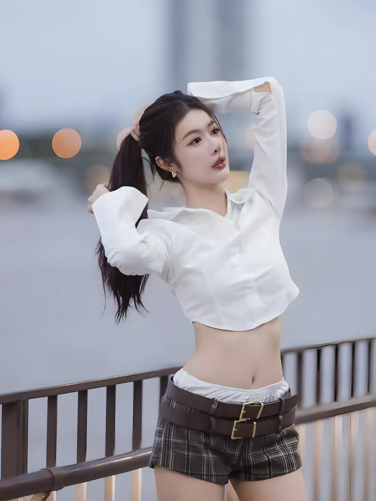 都市少女风穿搭，白色衬衫+格子短裤，轻松自在！👗👗👗纯色系的裙装怎么穿?