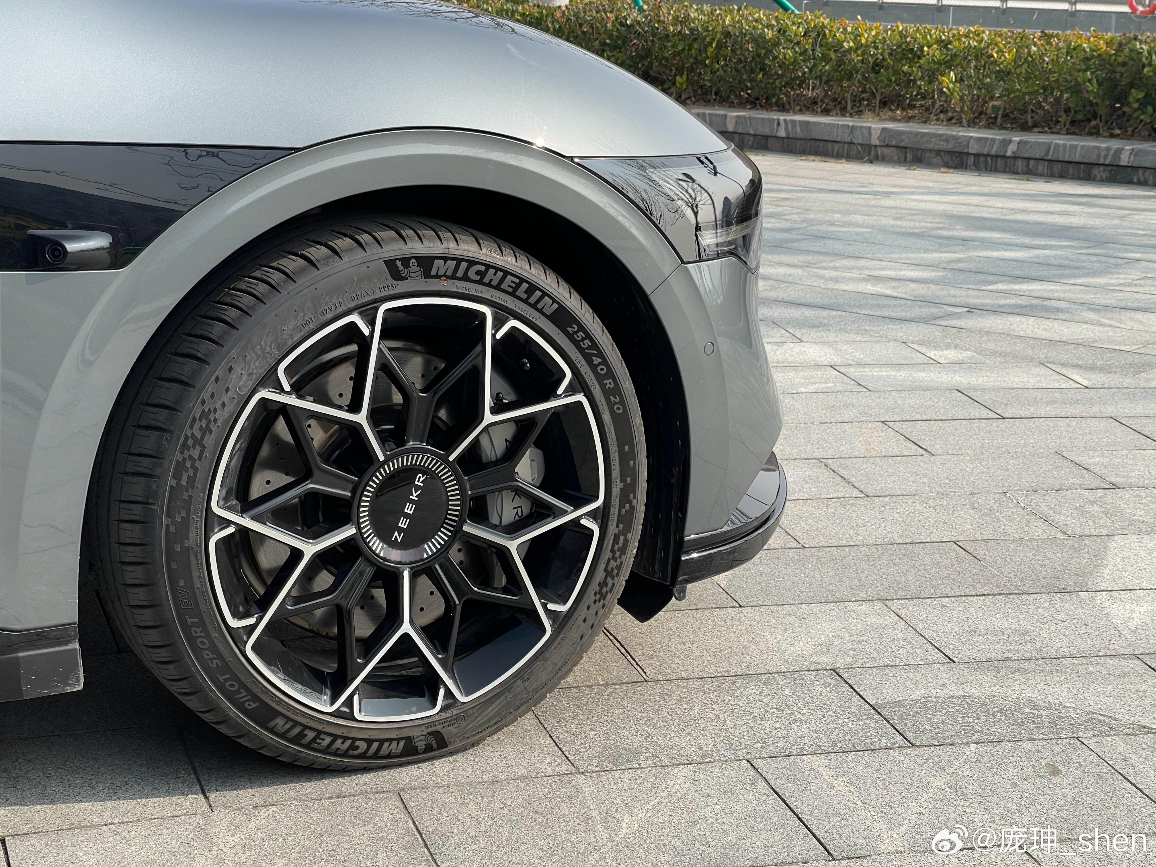 开了大概100公里，还是有不少值得分享的。这次体验极氪007，个人而言，并不是简