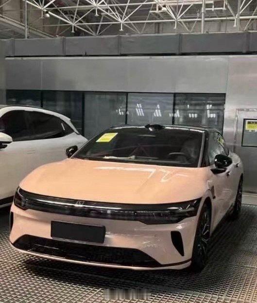 极氪007 小改？前脸变成了 GT 的样子，门把手也有变化。42how新能源汽车