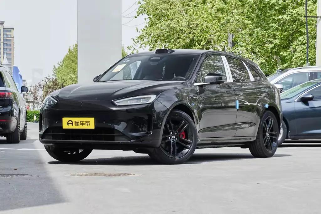 先说性能，增程版1.5T四缸当充电宝，双电机四驱综合功率365kW，零百4.4秒