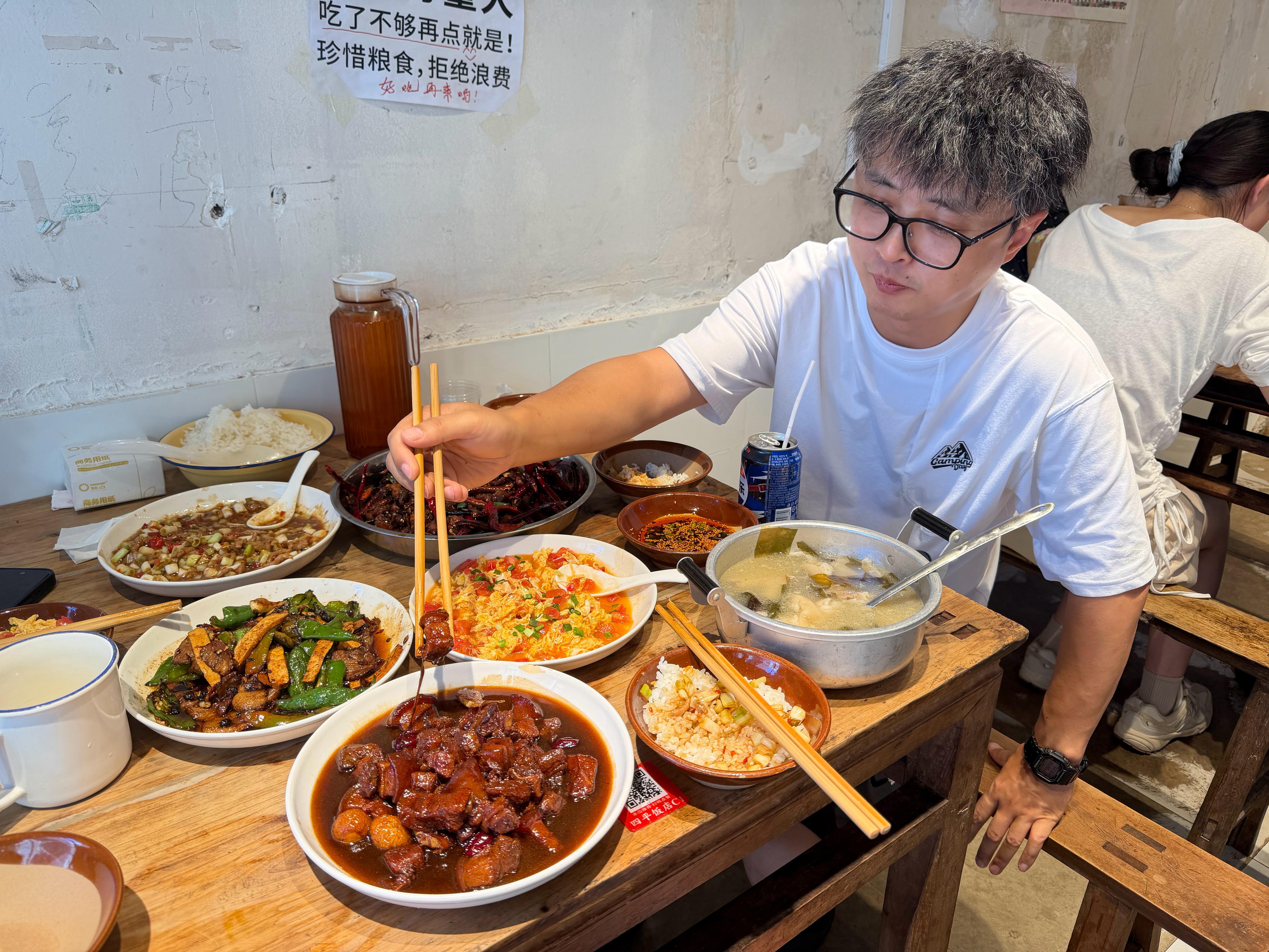 说跟我干活吃不上饭不存在的，我撑死丫 