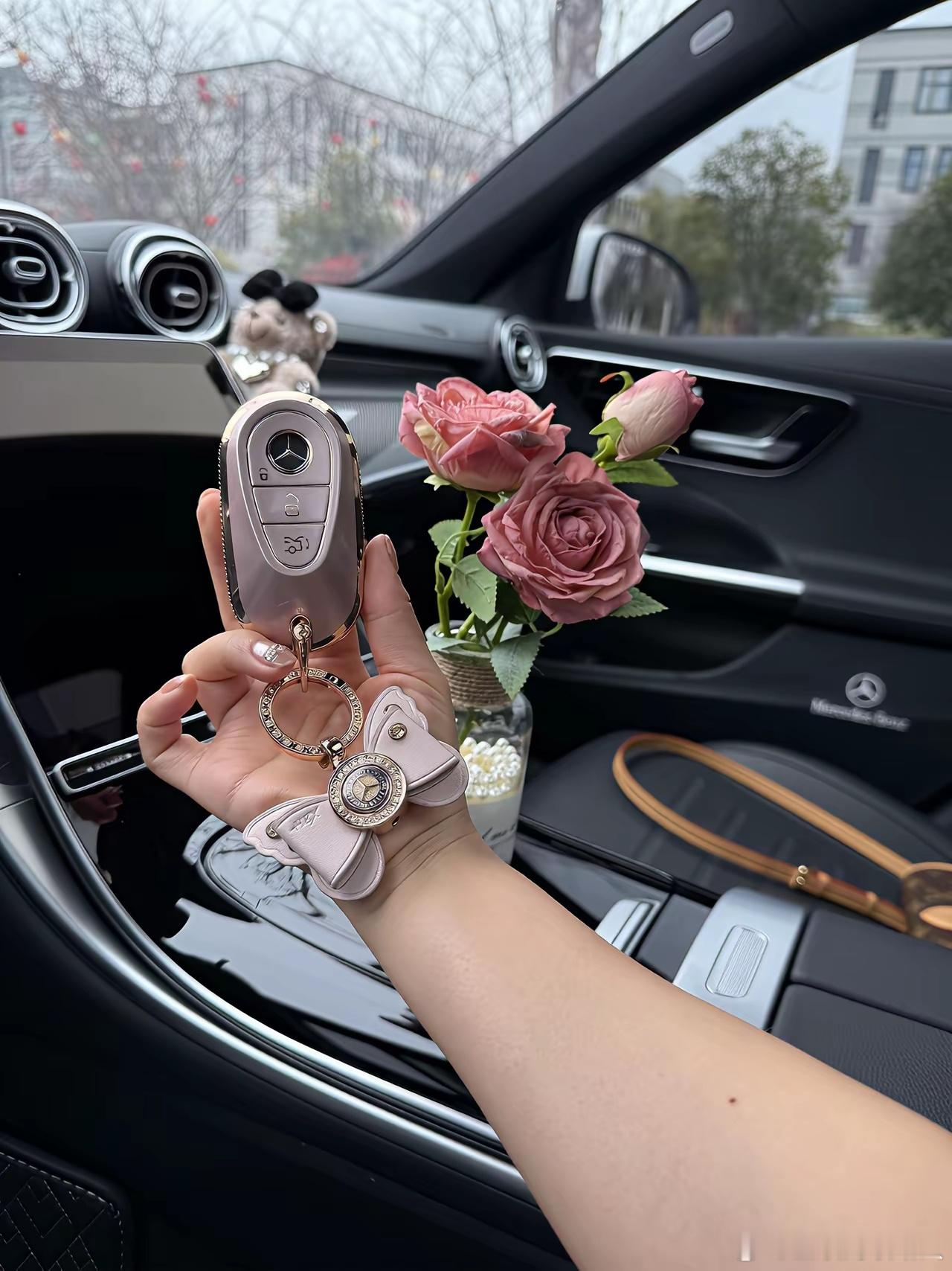 普通家庭的孩子，开辆奔驰C真挺不错了 落地25万，月供2990。就是油耗稍高，4