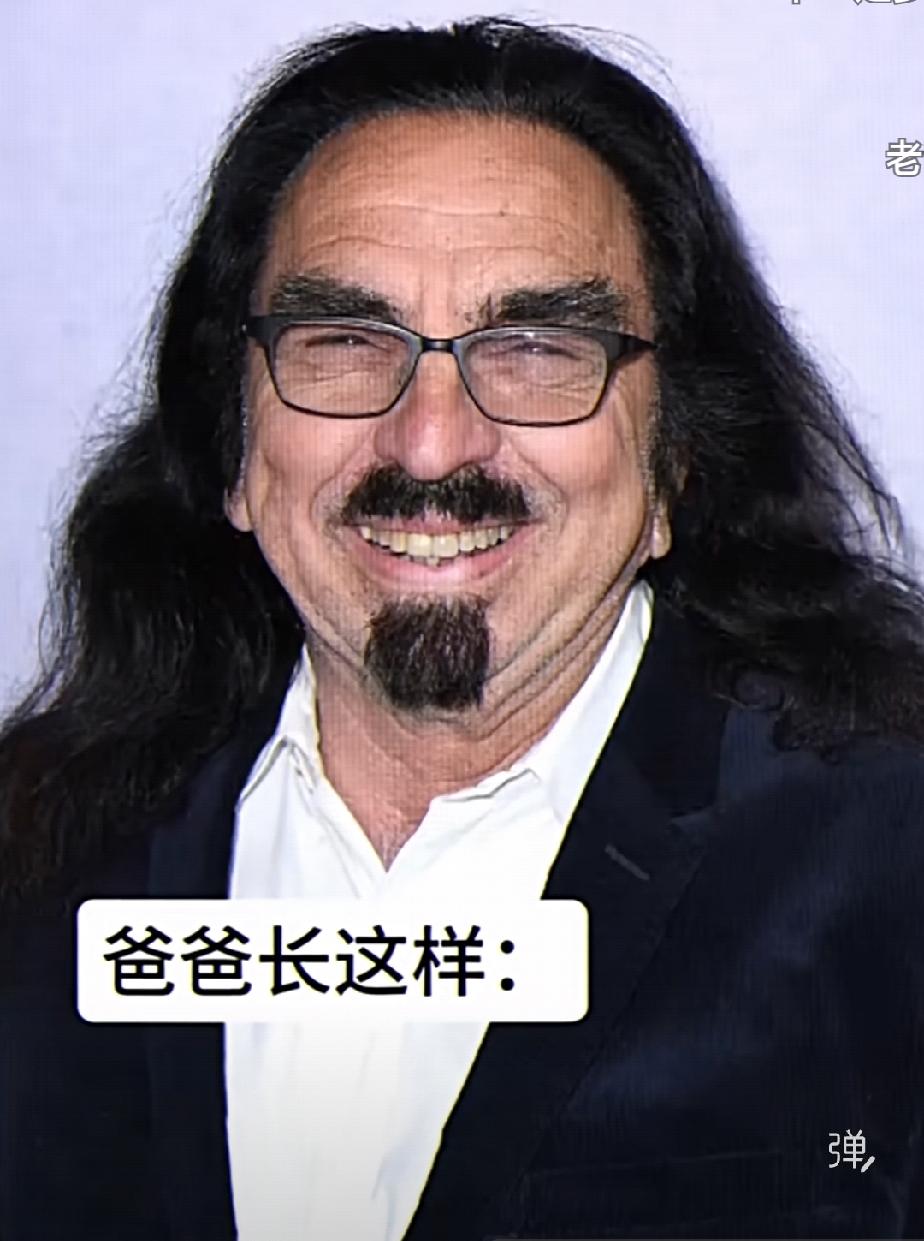 想不到万人迷的小李子父母长这样。父母都是中人之姿，不知为何能生出莱昂纳多这么帅气