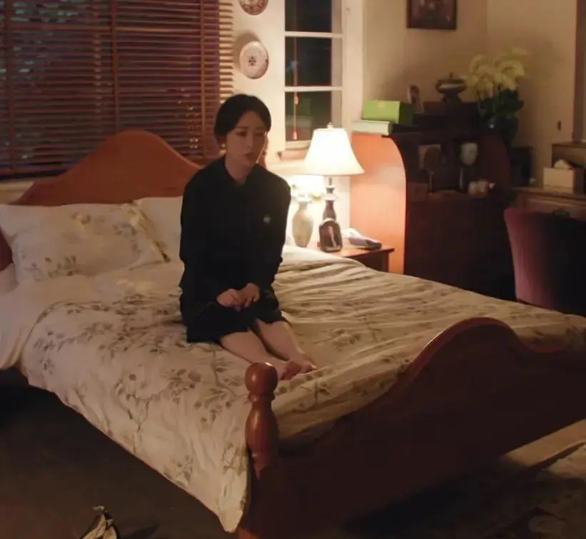 杨紫这个腿长，先看第一张，再看第二张，再看第三张，会发现一张比一张搞笑。 ​​​