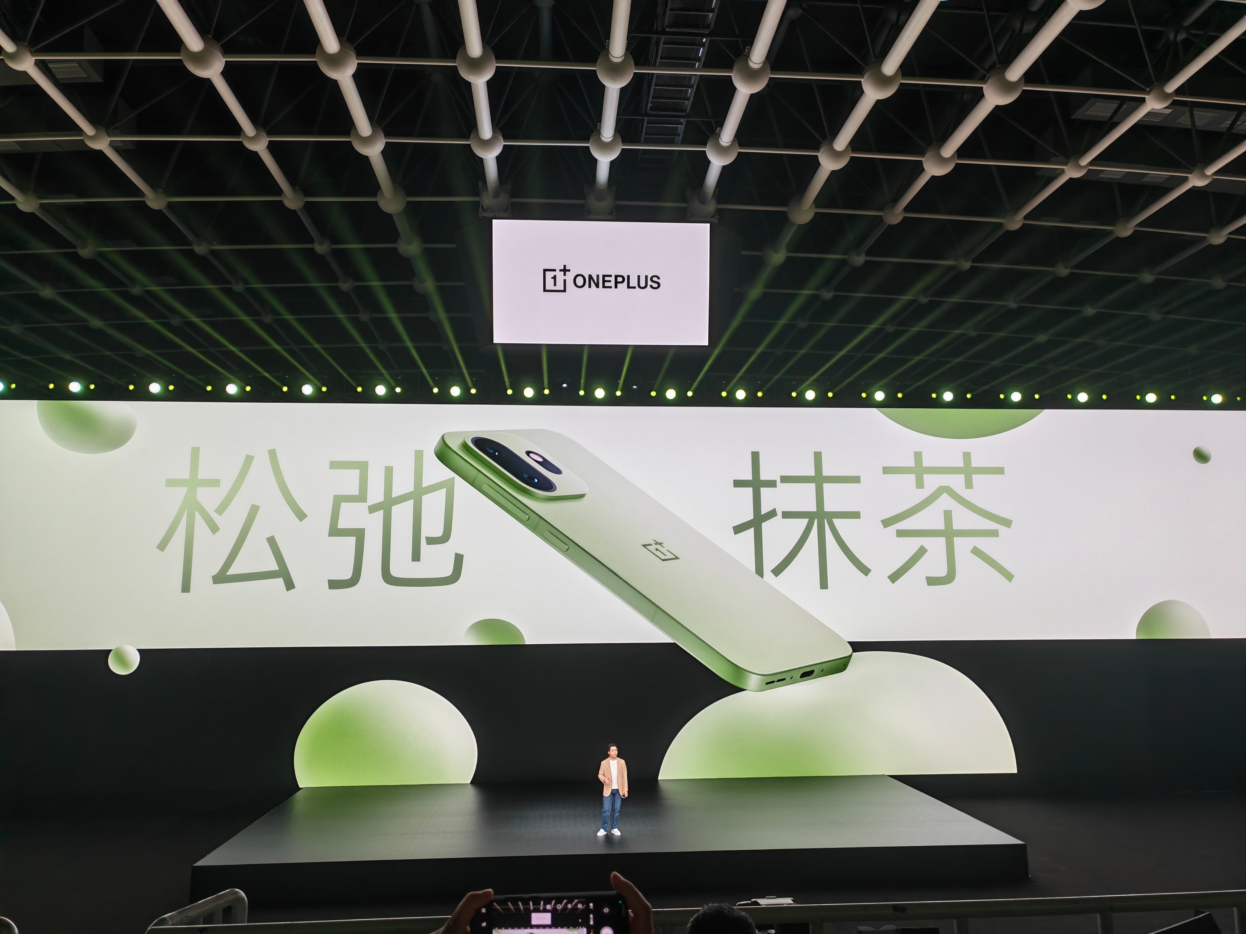 一加15T 设计视觉更简洁，上手更轻松。带来「治愈白巧」、「纯粹可可」、「松弛抹