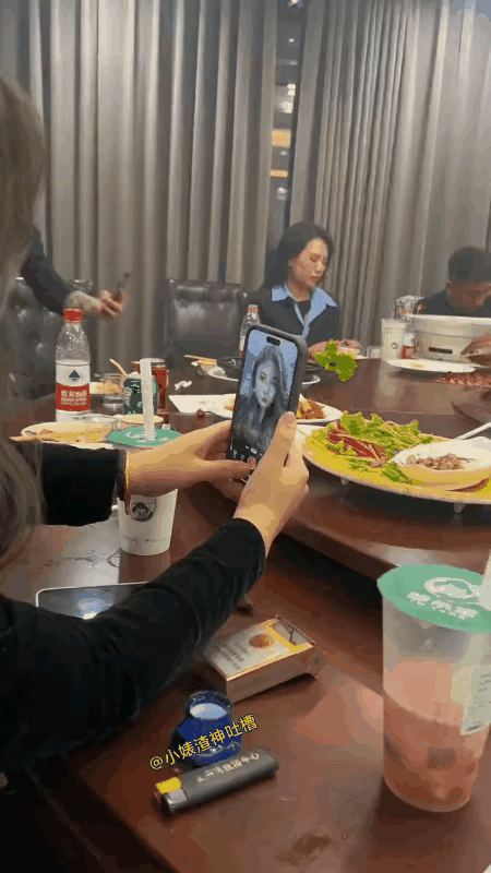美女这是把手机的美颜拉到顶了吧？看美女用自己的手机给自己拍了一张，感觉挺漂亮的，