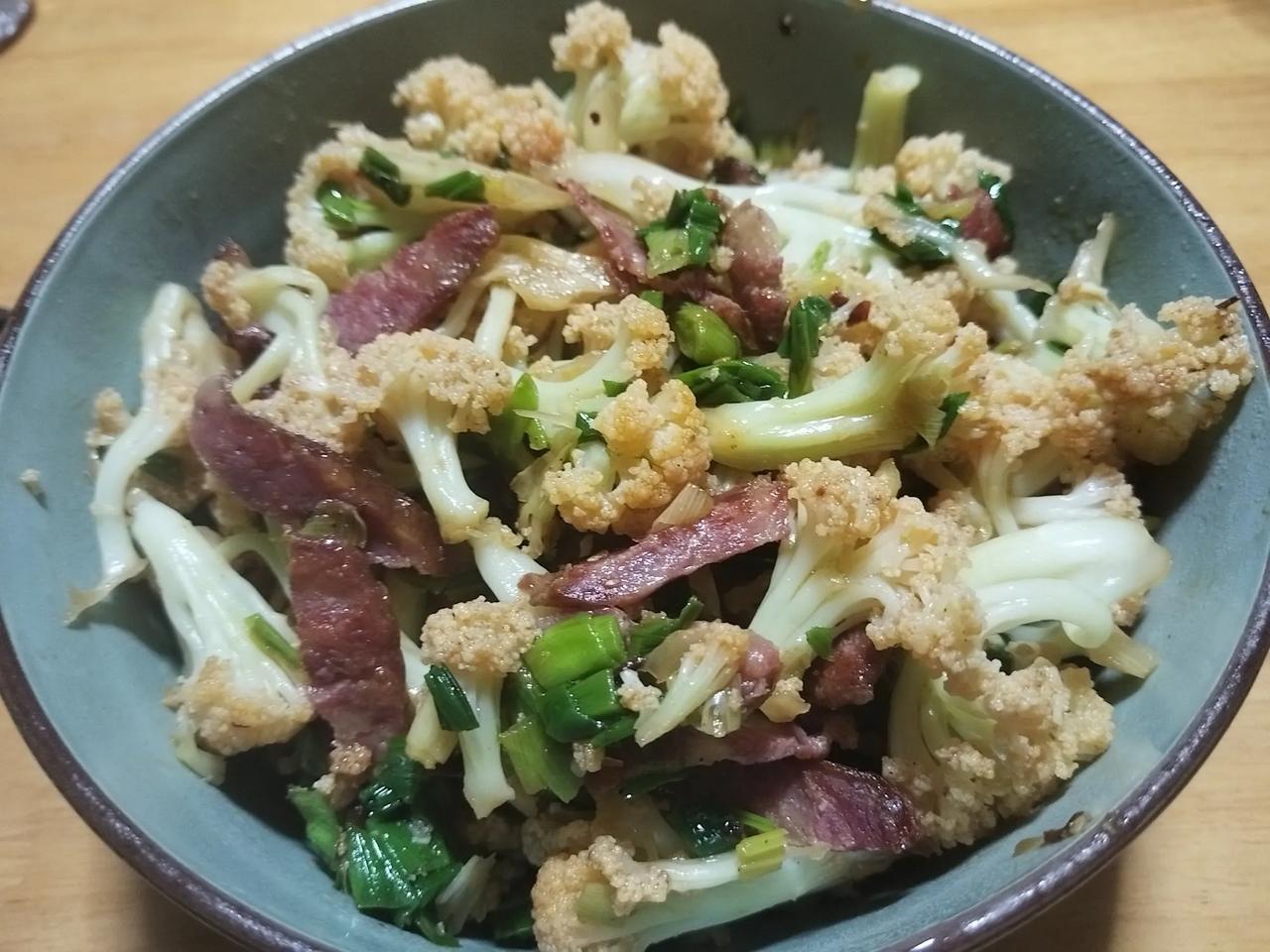 今日餐桌美食分享花菜炒香肠