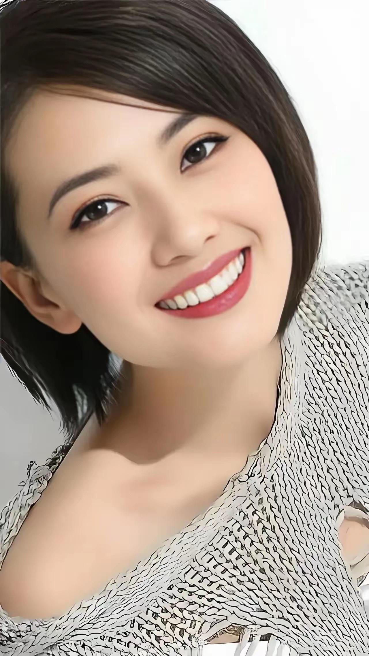 高圆圆，生于1979年，是一位美女演员。她天生丽质，肤白貌美，堪称国民女神。我看