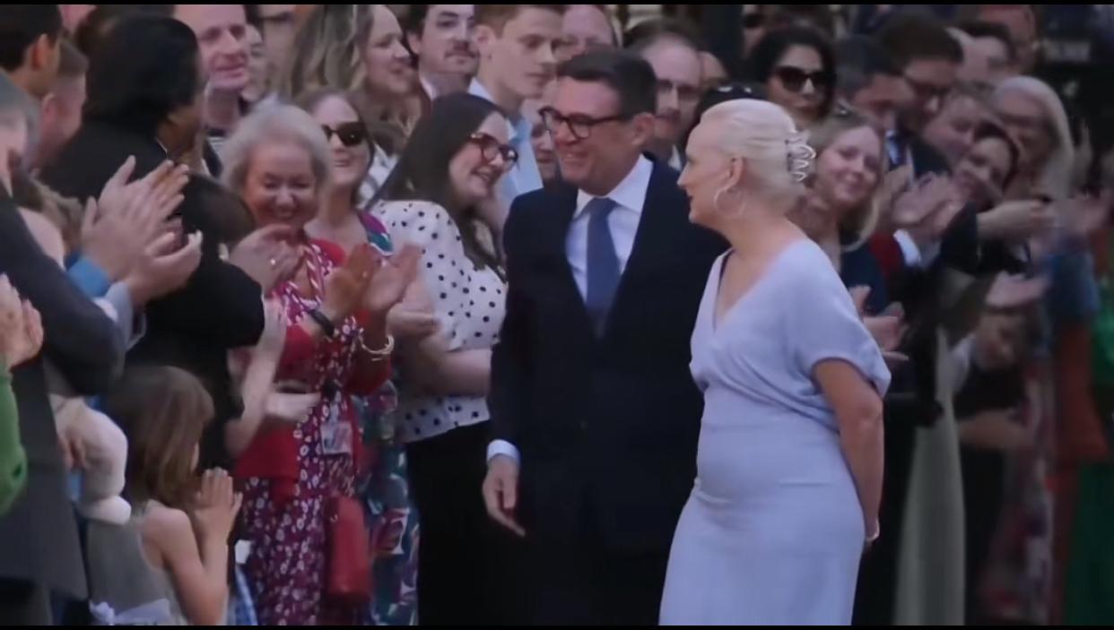 英国新首相正式上任！伯纳姆携夫人入主唐宁街10号，现场站满迎接民众！7月20日，