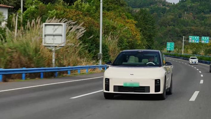 预算25万想买大空间纯电SUV，理想i6绝对是绕不开的热门选手！
官方续航是72