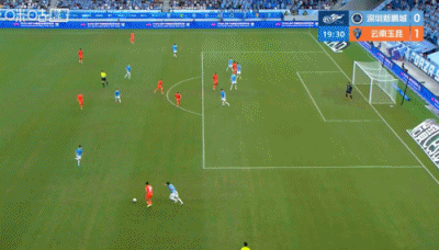云南玉昆2秒钟内3人参与3次传球1次射门全是一脚出球！徐新的脚后跟传球是神来之笔