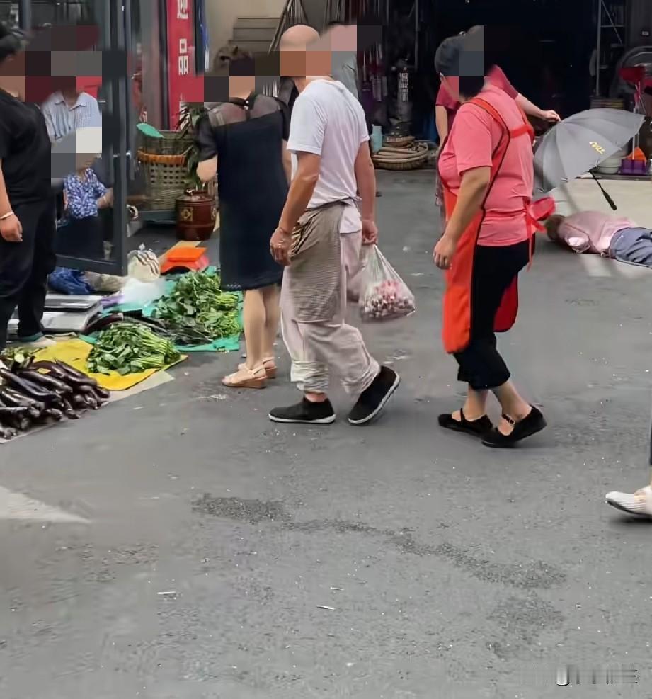 这算是19000元的“后遗症”吗？刚看到网友发的一菜市场里一个老人鼻子流血，浑身
