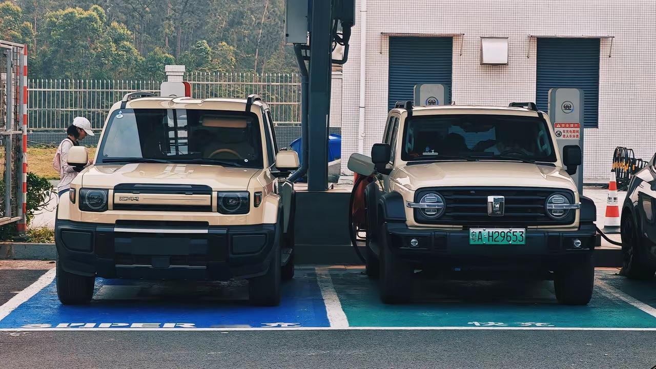 停在一块儿就很明显，V27的车窗面积真是大不少。这是三四十年前那些老款越野SUV