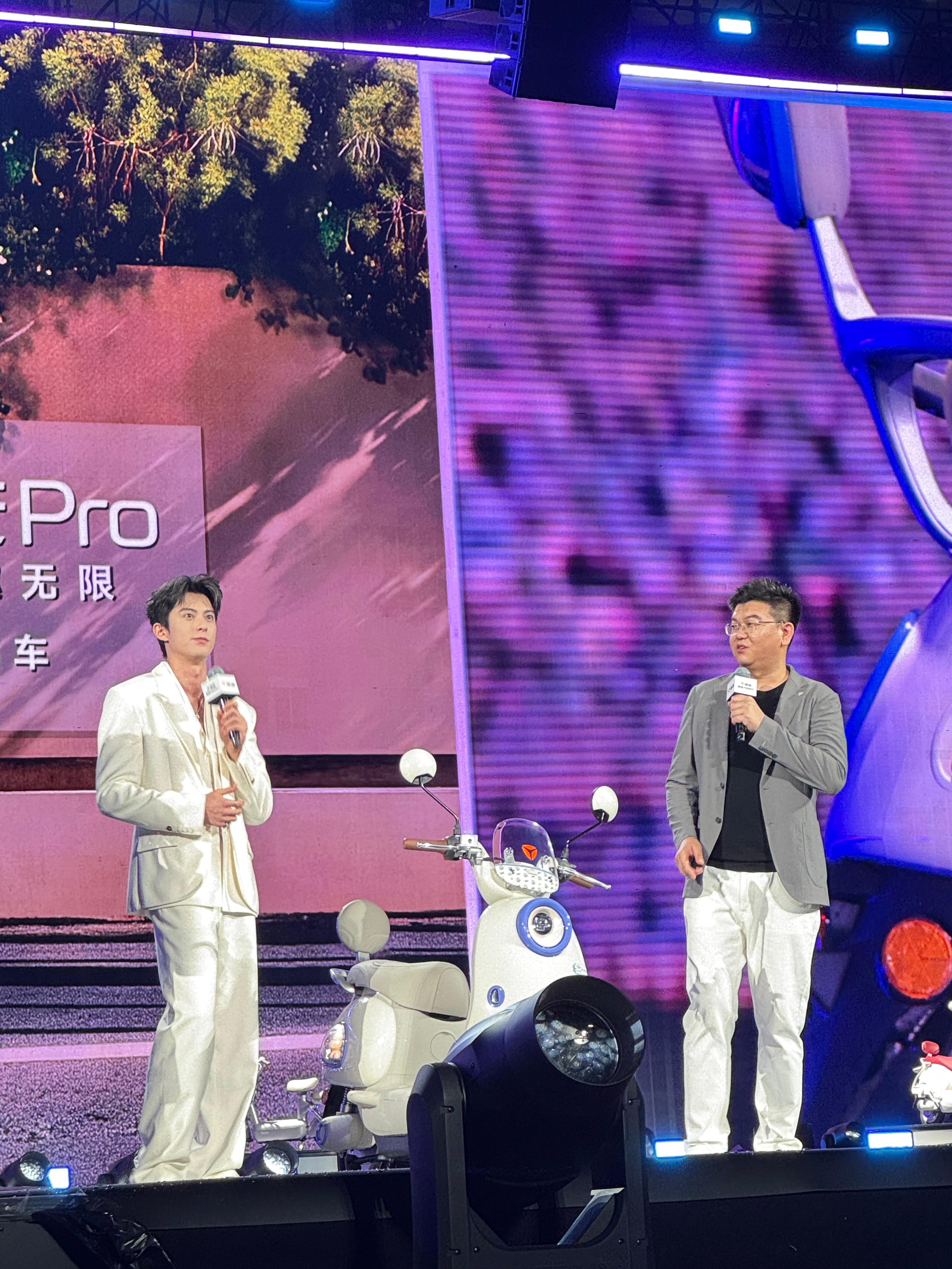 小伙伴们今晚抓拍的棣棣、麦芒、我的同台照。发自内心的第一句话：棣棣真帅！而且内外