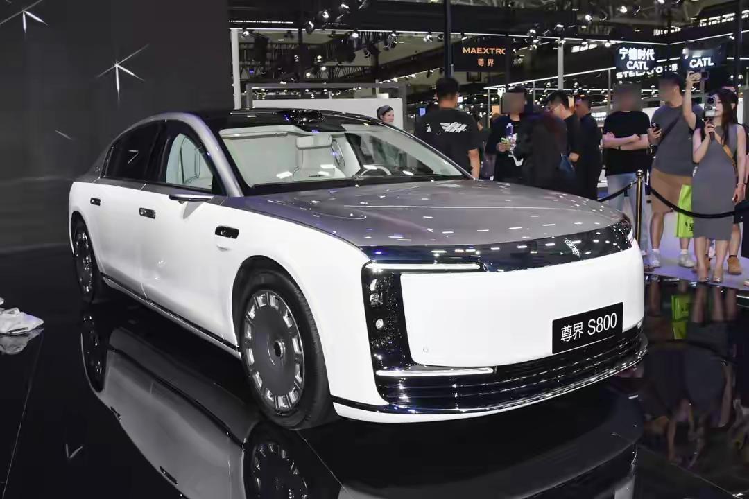 尊界s800顶级配置的车，那驾驶安全性高得就像给驾乘人员请了一群武艺高强的保镖，