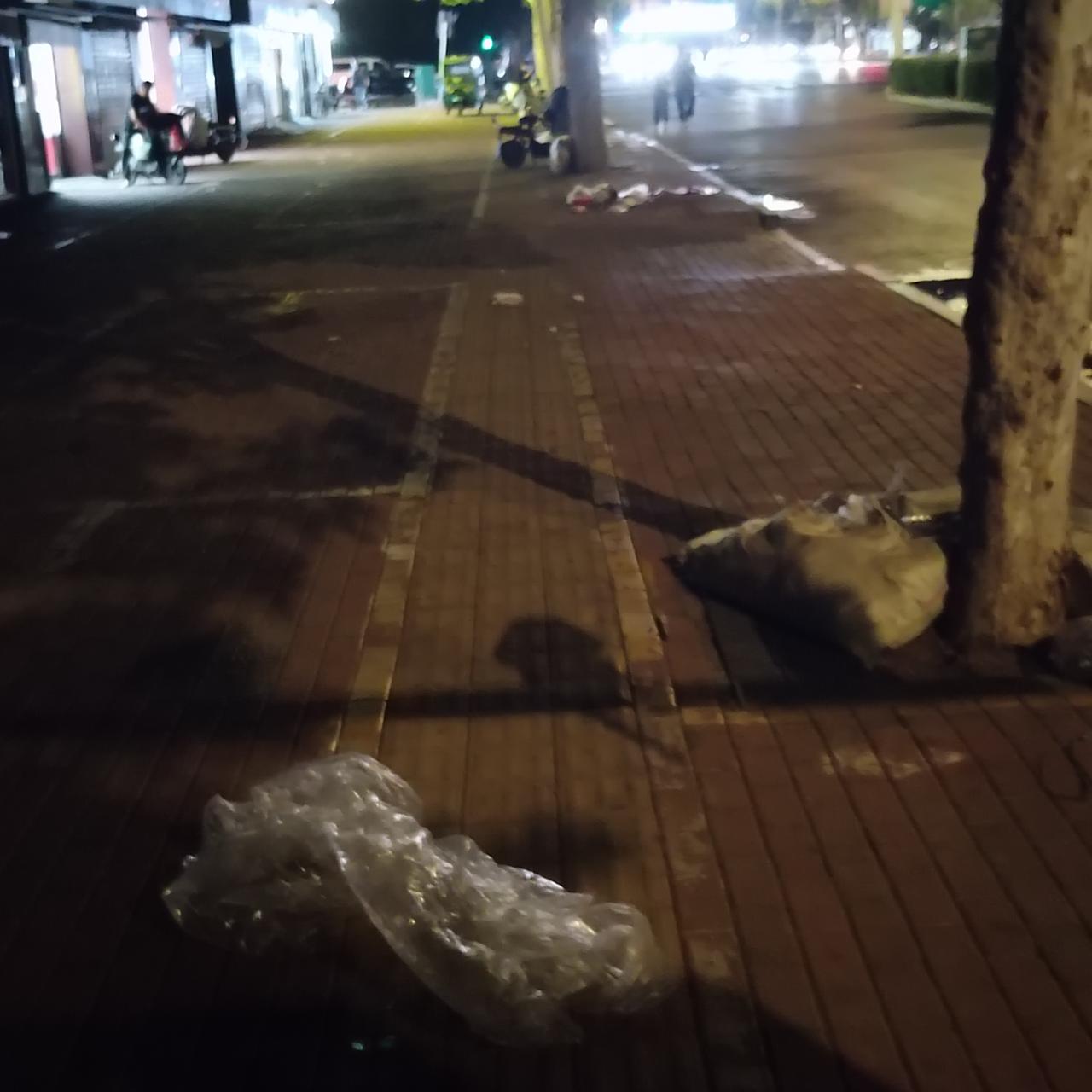 聊城湖西农贸市场：夜晚垃圾成堆，为啥不放几个垃圾桶？

每天晚上店铺关门后，人行
