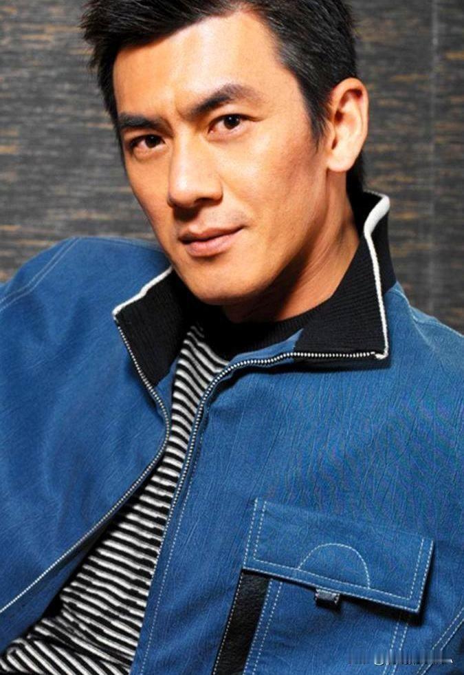 2004年寒冬深夜，一通电话震动演员任天野的平静生活。

比他年长11岁的继母声