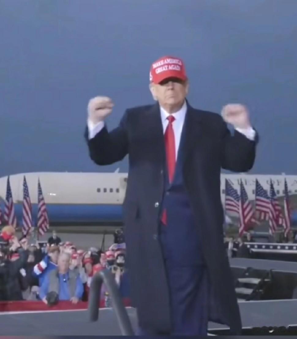 特朗普是美国历史上第一位，也是到目前为止唯一一位在当选总统前，没有任何军事或政府