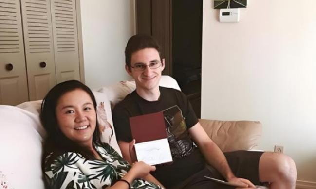 “你应该滚回中国去！”“别用亚洲人的脏习惯喂我的孩子！”2019年这是美国男人对