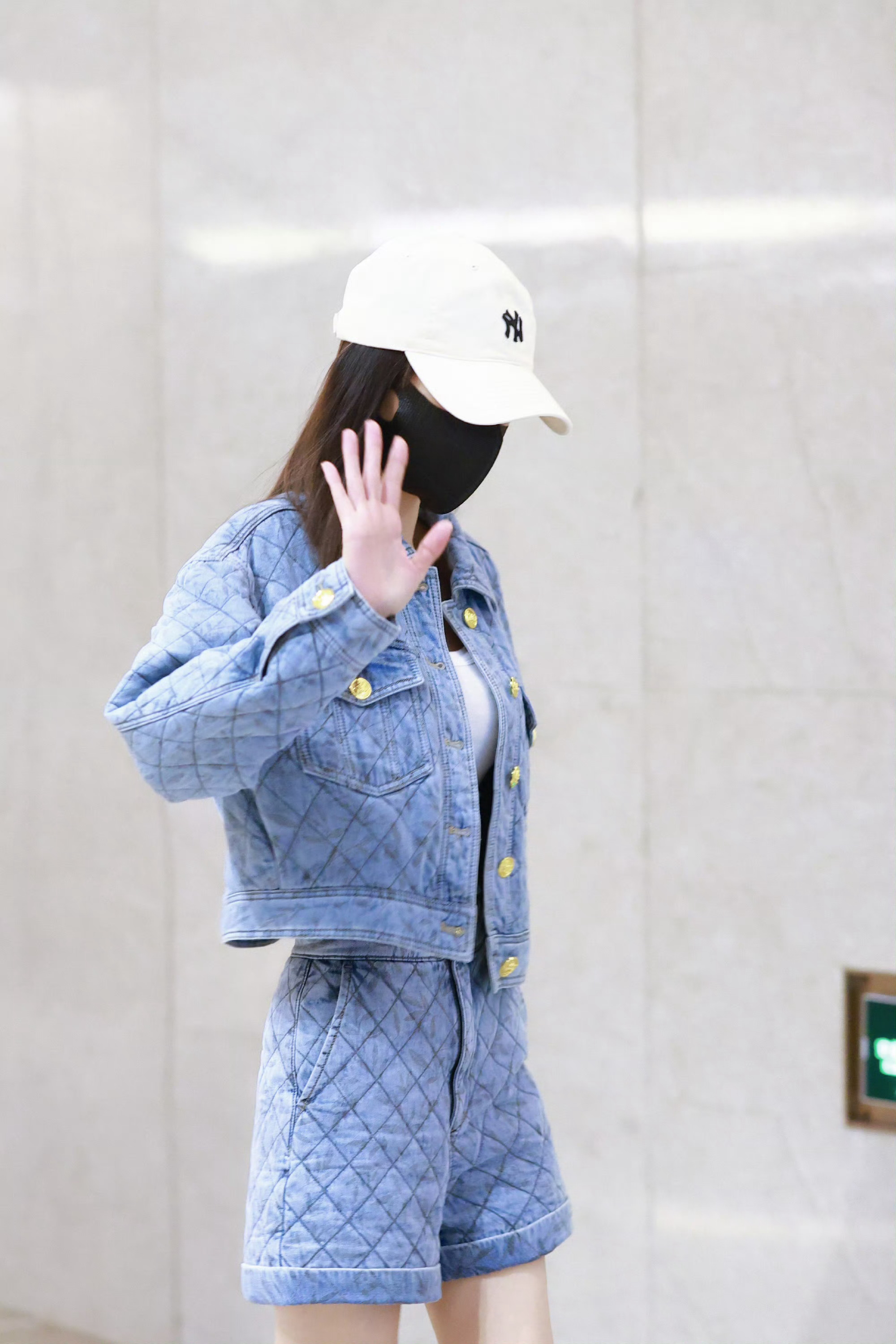 angelababy angelababy  “你是被光偏爱的，你的名字燃起我永