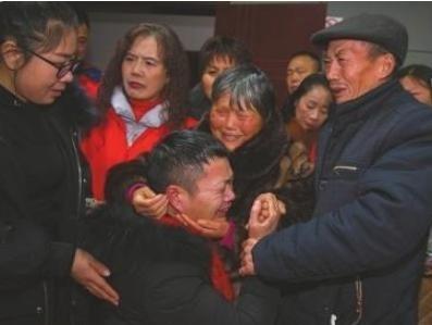 1952年的一个炎热夏日，广州市委书记曾志正坐在办公室里处理文件。办公室内弥漫着