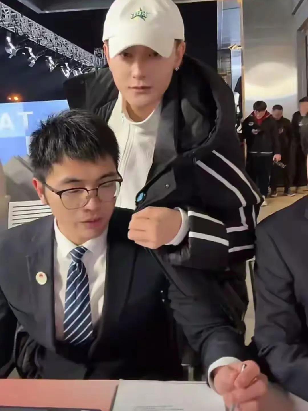 惊天动地！黄子韬送车后粉丝大逃亡，掉粉超45万！
1月10日晚，黄子韬在直播间兑