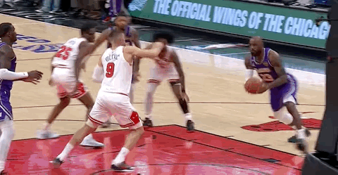 詹姆斯肩膀被拉了，好在没受伤，两罚全中 