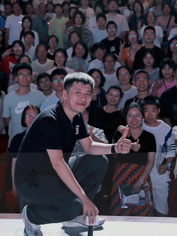 张雪峰，刘晓燕这两位老师为啥能火到学生挤破头？看完这两张图，你就懂了。
 
一边