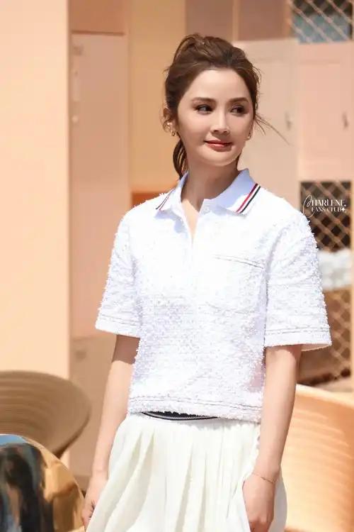 4月28日中午，43岁的蔡卓妍（阿Sa）突然在社交平台晒出婚纱照与钻戒，官宣与小