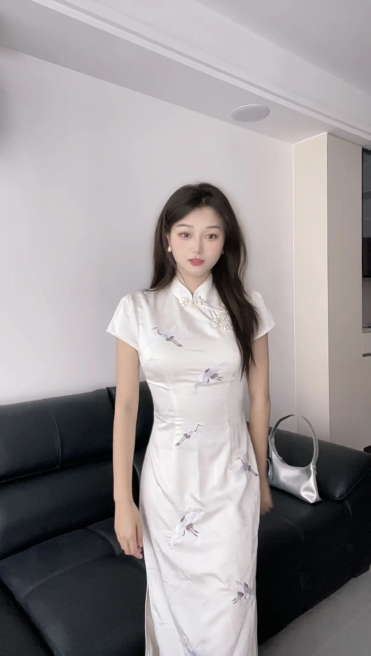 饿时馒头贵，饱时玫瑰香。这个世上根本没有最重要的东西，只有最需要的东西...