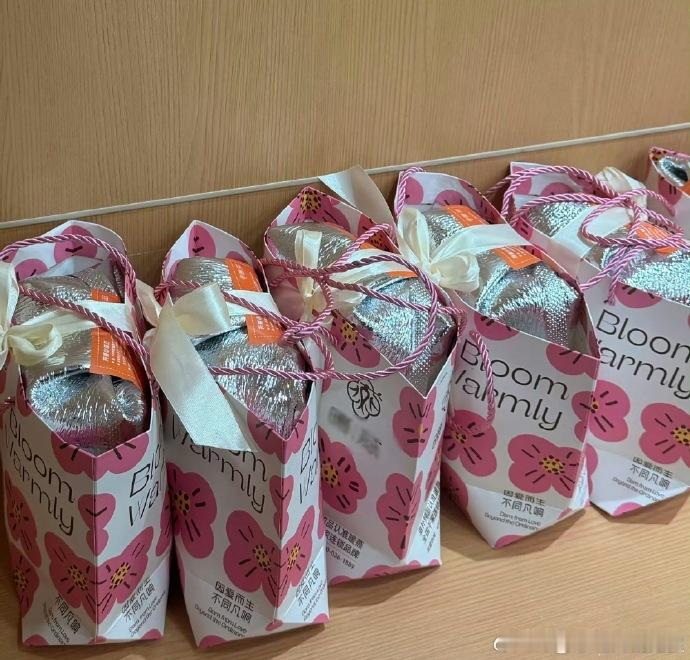 陈飞宇hi6上班逆应援陈飞宇准备了热饮和保暖用品 看到陈飞宇给粉丝准备热饮和保暖