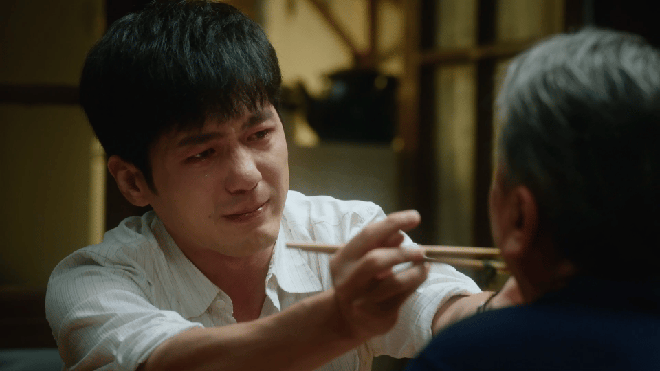 泪点低的人别看白宇这段 徐胜利给老师夹菜的时候，还在讲笑话。笑着笑着，眼眶就红了