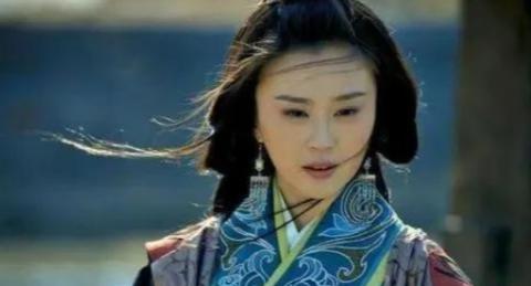 208年，曹操做主将35岁的蔡文姬，许配给22岁的董祀。新婚夜，看着这个已经生过