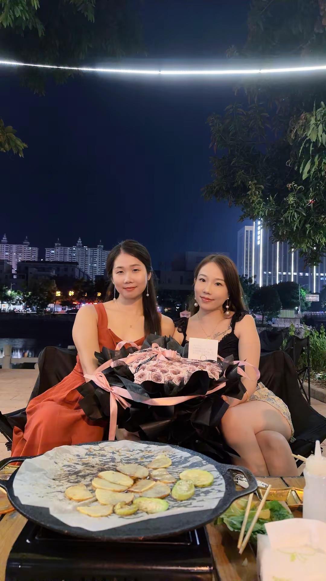 有人问我情人节怎么过 我能怎么过 我走过 路过 难过 略过 我一笑而过 我闭门思