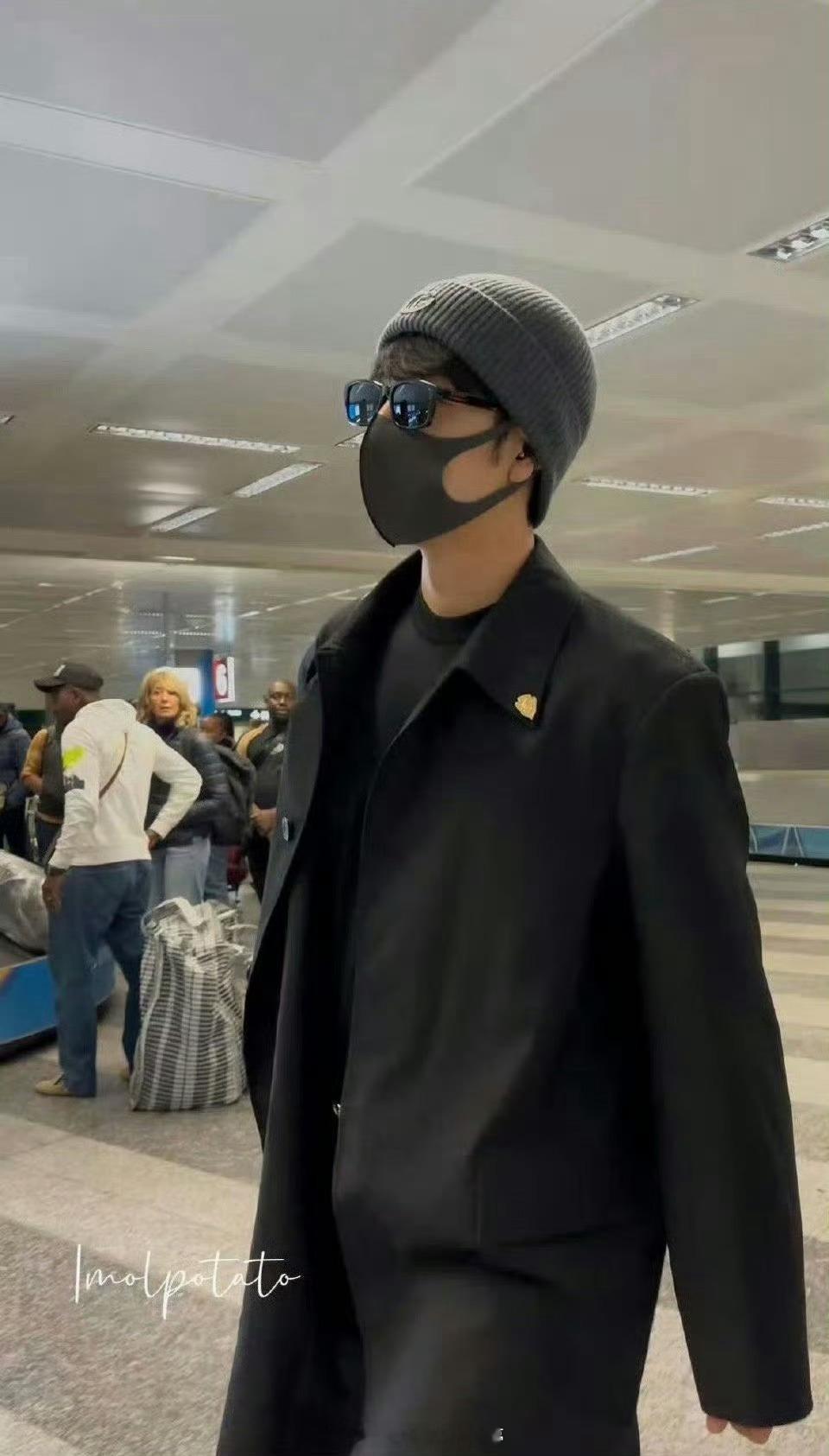 肖战米兰到达了，全副武装都盖不住的帅品牌方给配的保镖一年比一年