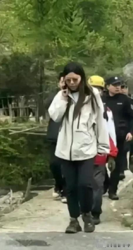 对于这位人家的妻子跟异性朋友在山里失踪两天两夜的事件我有几个想不通的地方！

1