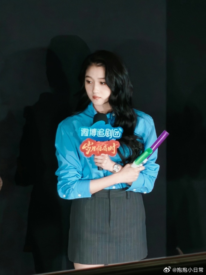 关晓彤漂亮得像洋娃娃一样 每次看关晓彤都忍不住感叹，这长相也太优越了吧，精致又耐