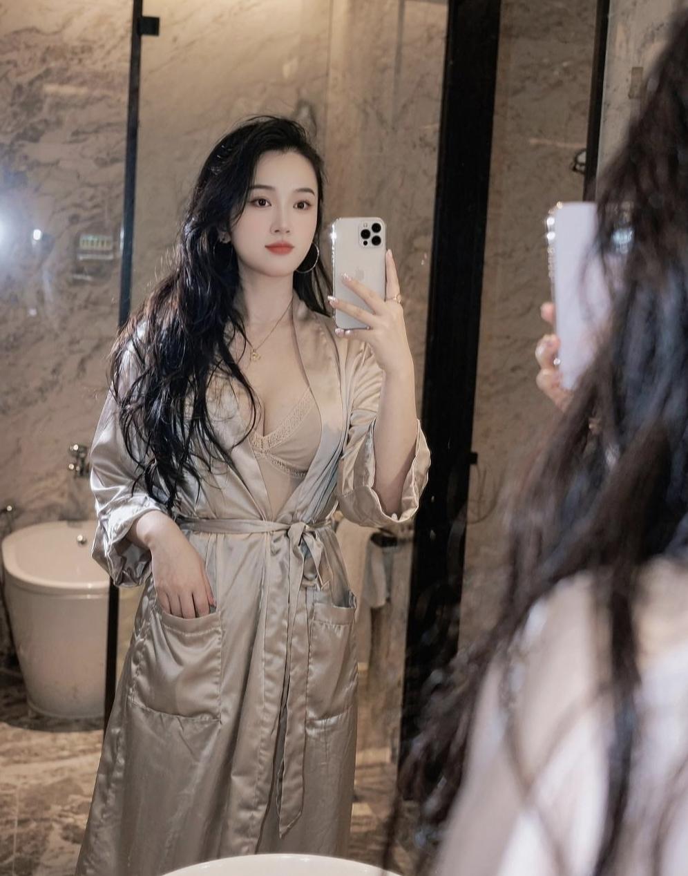 洗完澡睡觉了。镜子拍照 喜欢的点个赞睡衣套装  吊带连衣裙