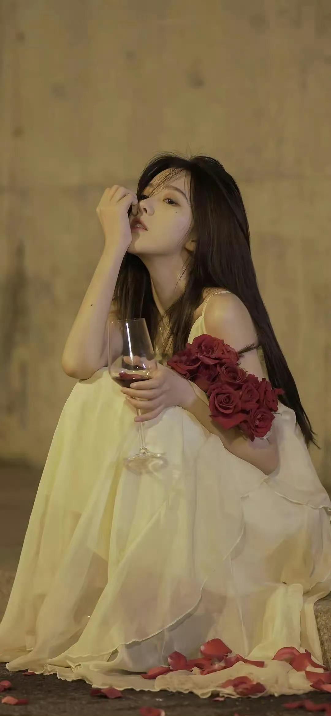 双鱼座的女性通常都非常温柔、浪漫且富有艺术气息。她们的美貌和气质都极为出众，是最