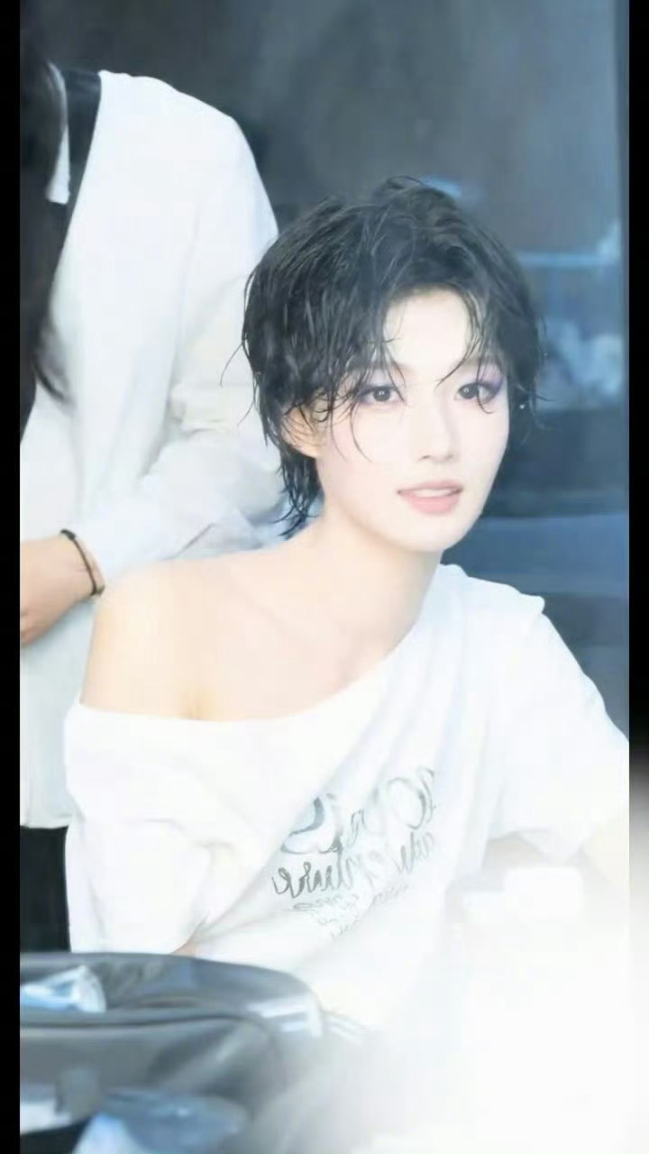 卢昱晓短发 噜噜晓短发好清爽，眼前一亮的感觉