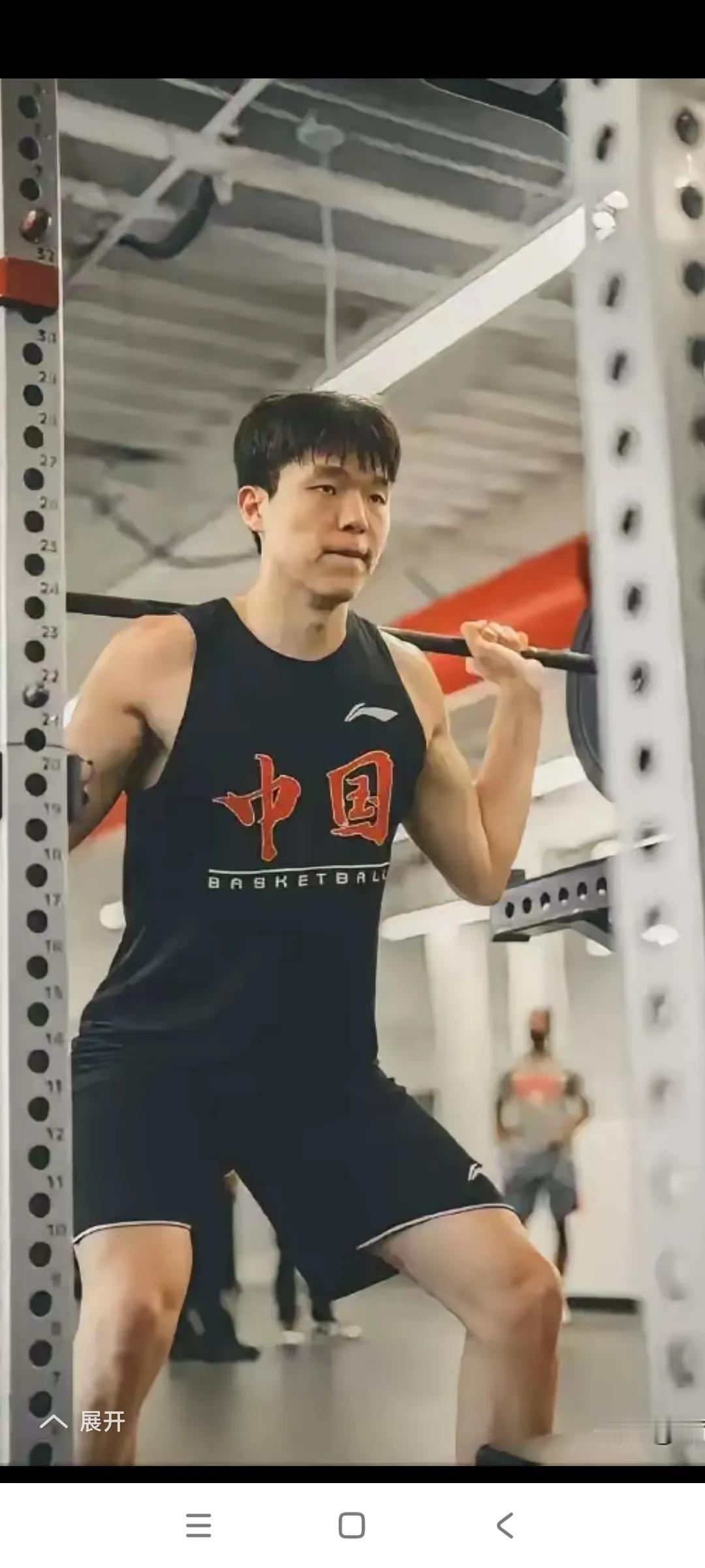 祝贺青岛男篮主力中锋杨瀚森。在NBA选秀被开拓者队选中成为一名NBA球员。

并