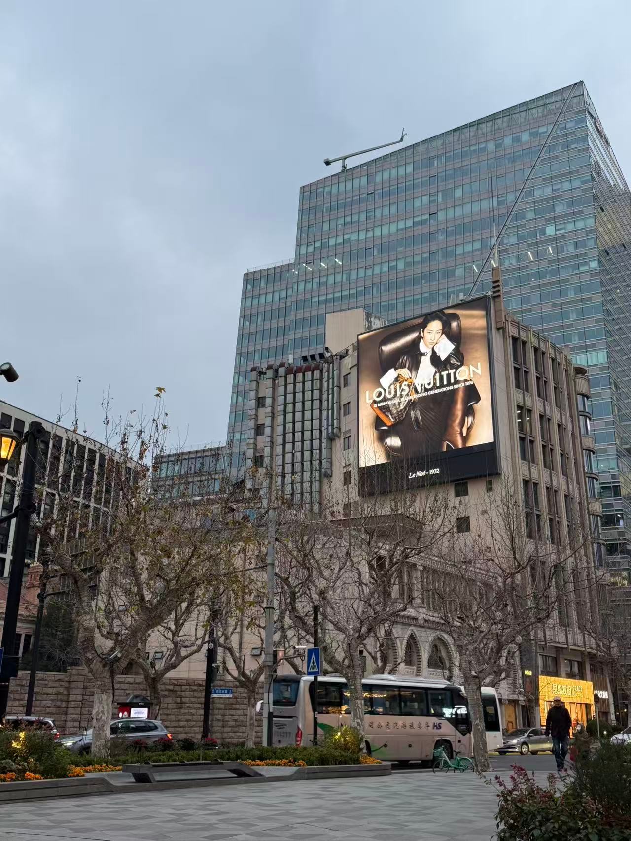 昨天我就在猜这个地方可能会铺，因为LV在这铺过好几次了，刘亦菲LV Monogr