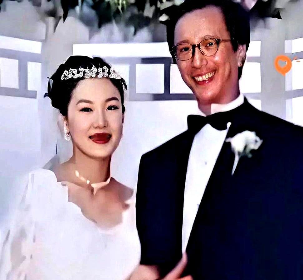 身家百亿的顶级富豪，竟然跑去灵堂门口当起了“接待员”？
别不信，这事儿真就发生在