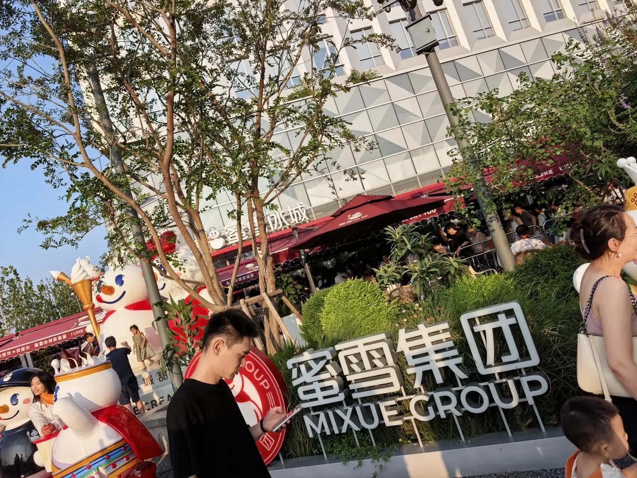 蜜雪冰城总部旗舰店，周五下午的盛况，排队3个小时的年轻人，以为是进店需要排队，问